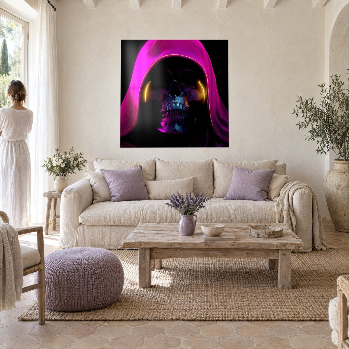 Tableau crâne chromé sous capuche rose fuchsia, arcs dorés lumineux sur fond noir, au-dessus d'un canapé dans un salon lumineux