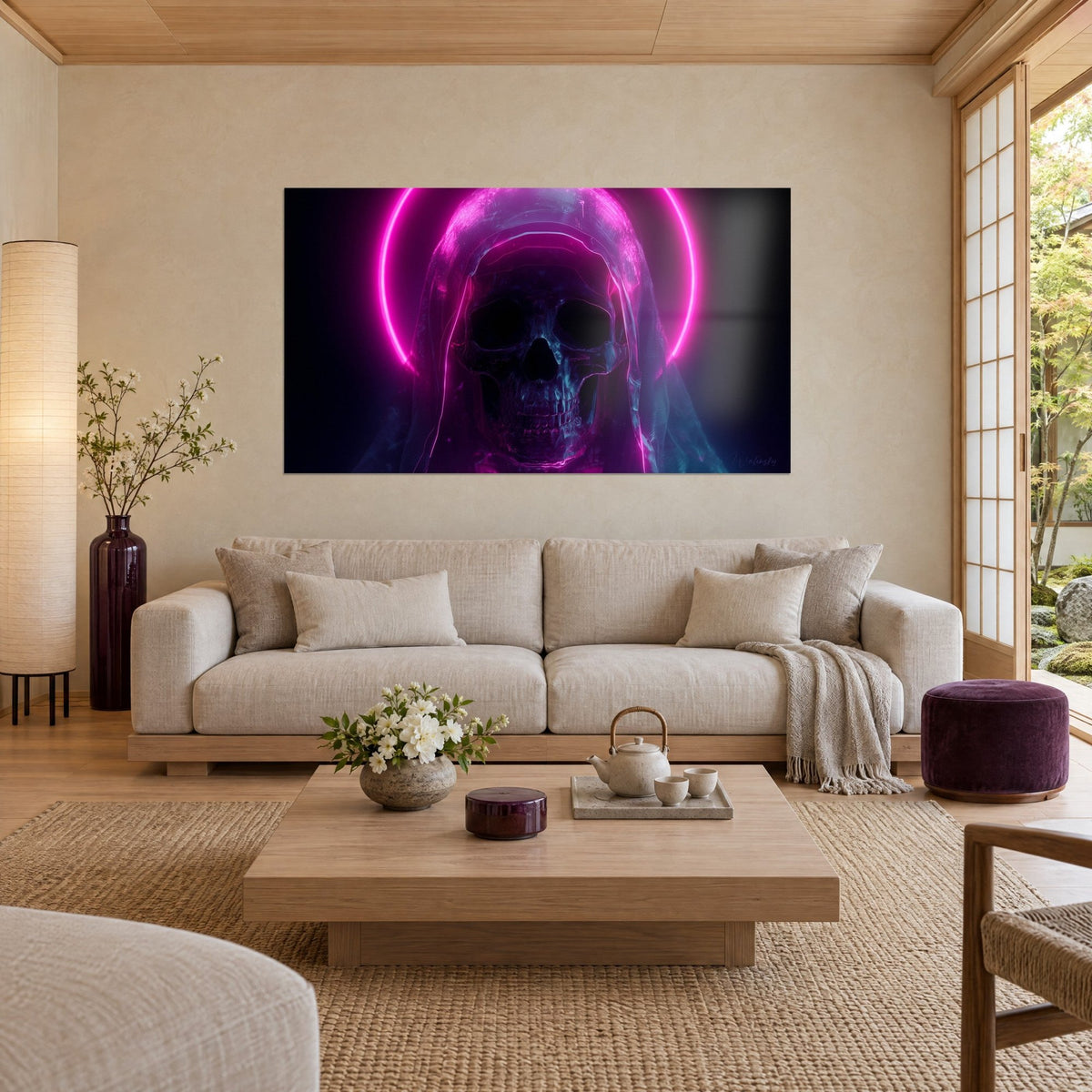 Quadro teschio incappucciato rosa fluo su fondo nero, aureola al neon brillante, sopra un divano in un soggiorno luminoso