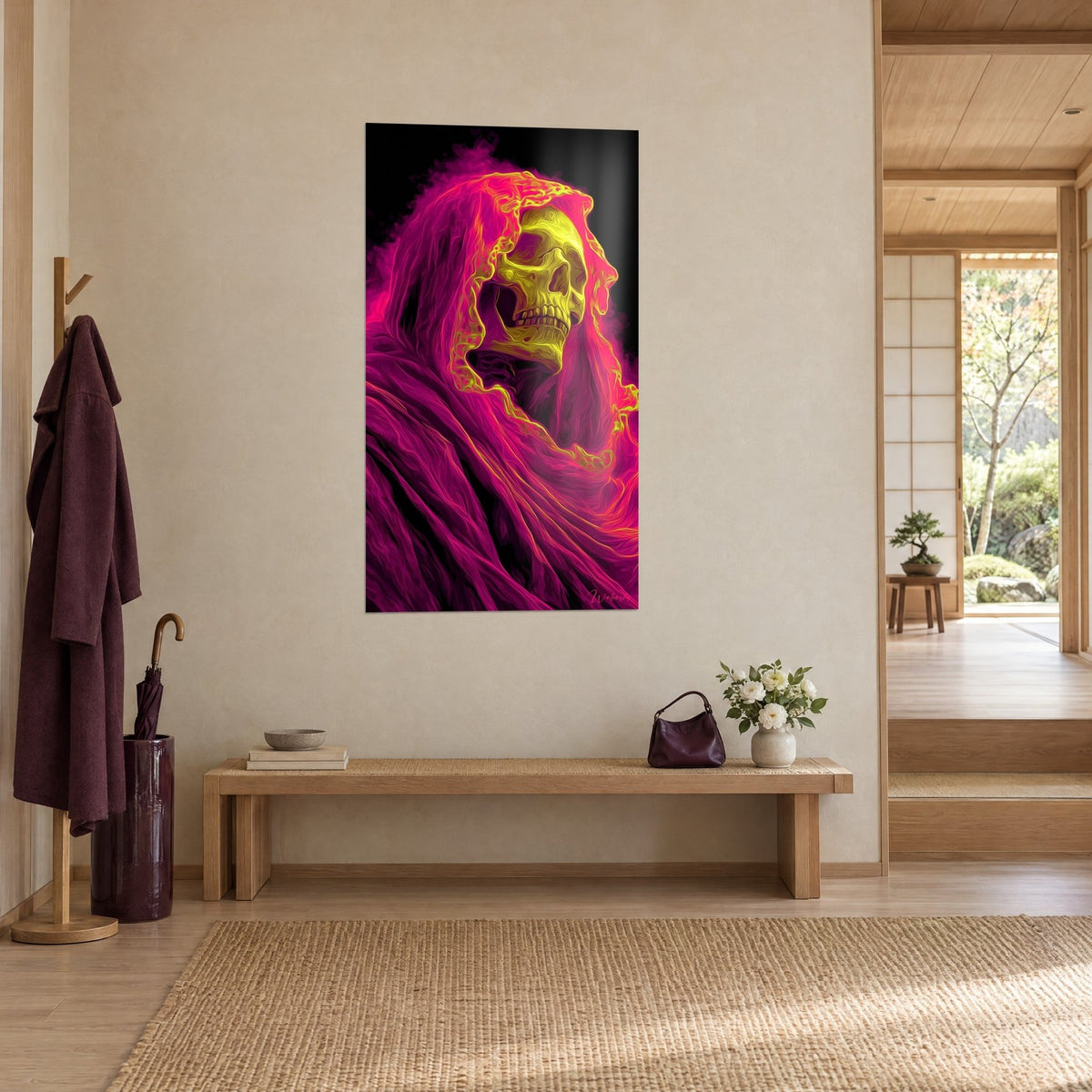 Tableau spectre encapuchonné, os jaune citron sous un drap rose fuchsia aux plis ondulés, fond noir, entrée japandi en vue de trois-quarts
