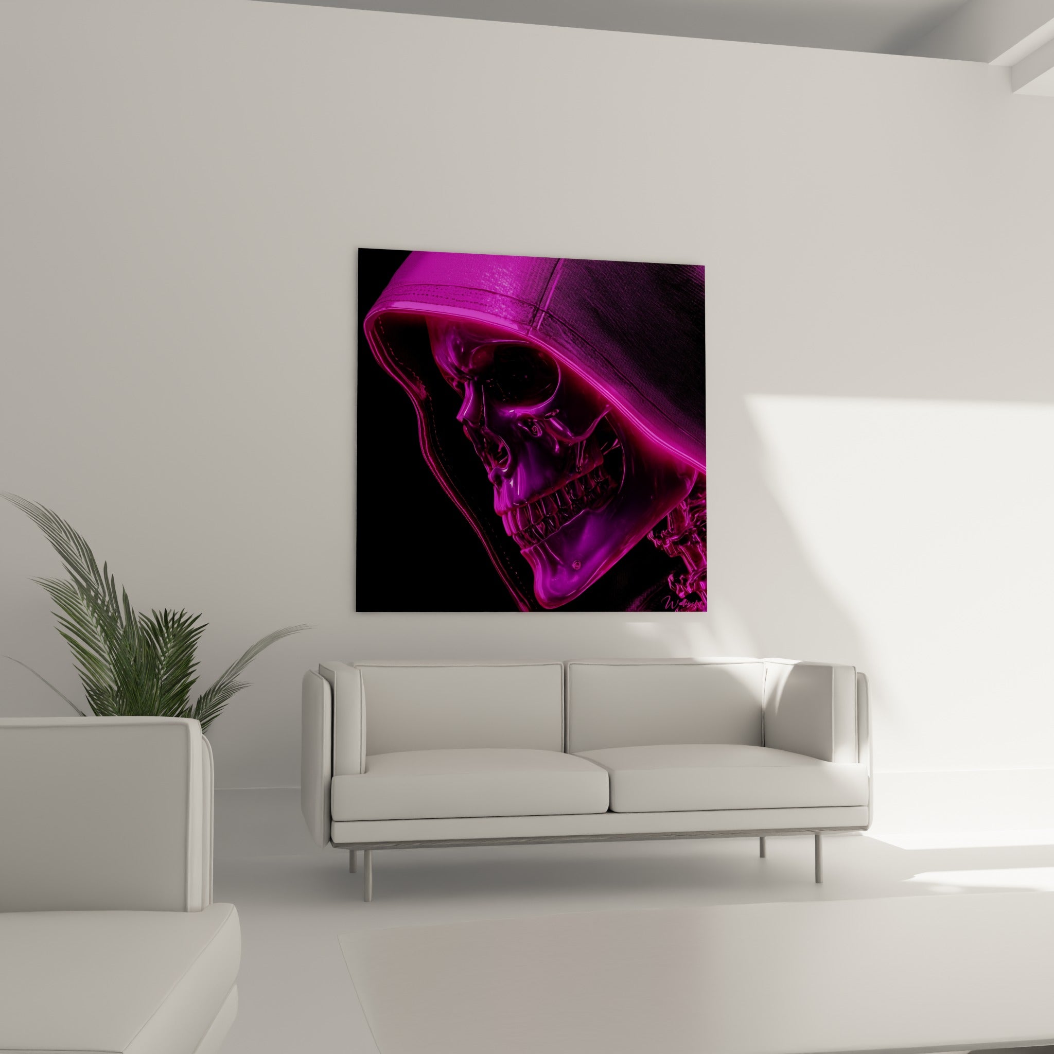 Crâne rose et noir aux reflets brillants accroché au-dessus d'un canapé dans un salon lumineux