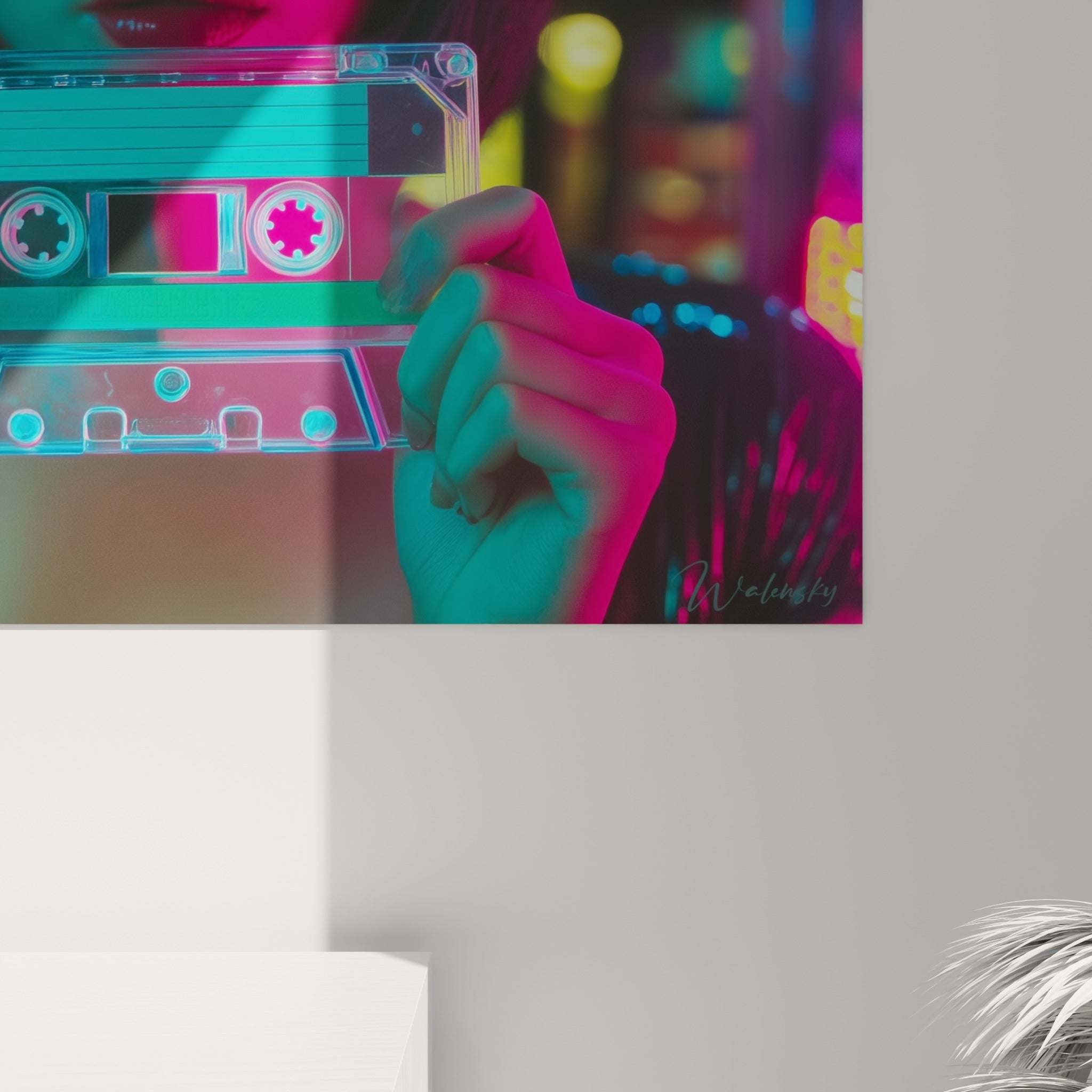 Reflets métalliques et grain de peau visibles sur ce tableau cyberpunk aux teintes rose et turquoise saturées