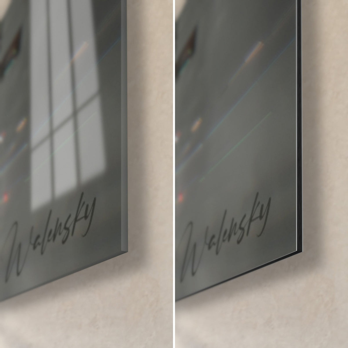 Tableau moine numérique au halo blanc, coin bas droit en verre brillant reflétant la fenêtre et en alu Dibond gris mat, tranche de 3 mm