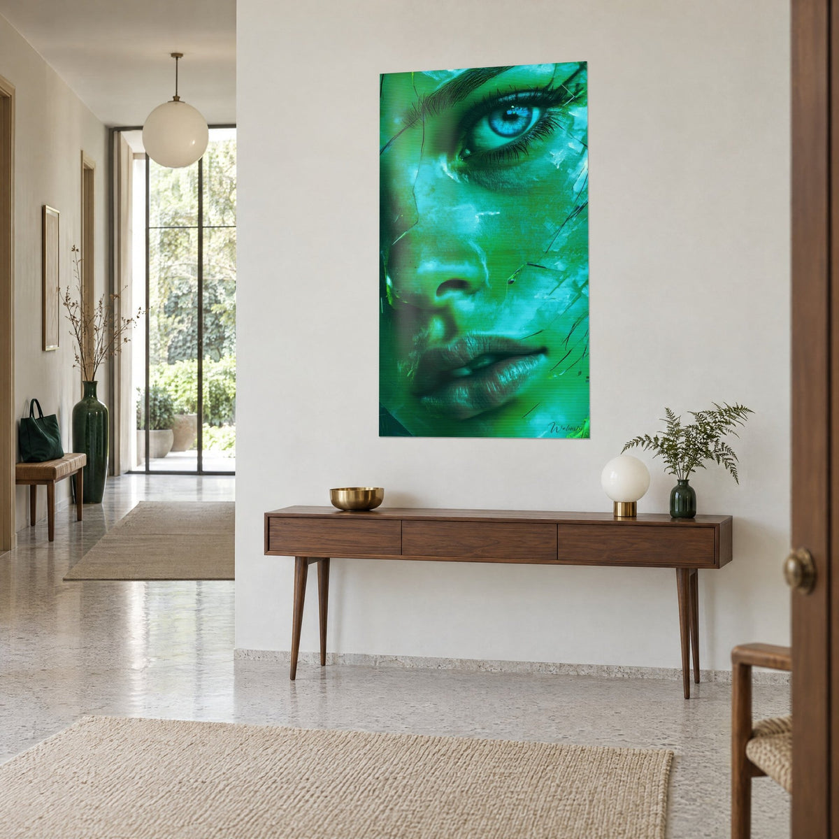 Tableau regard turquoise fissuré sur fond vert profond, accroché au-dessus d'une console en bois dans une entrée blanche