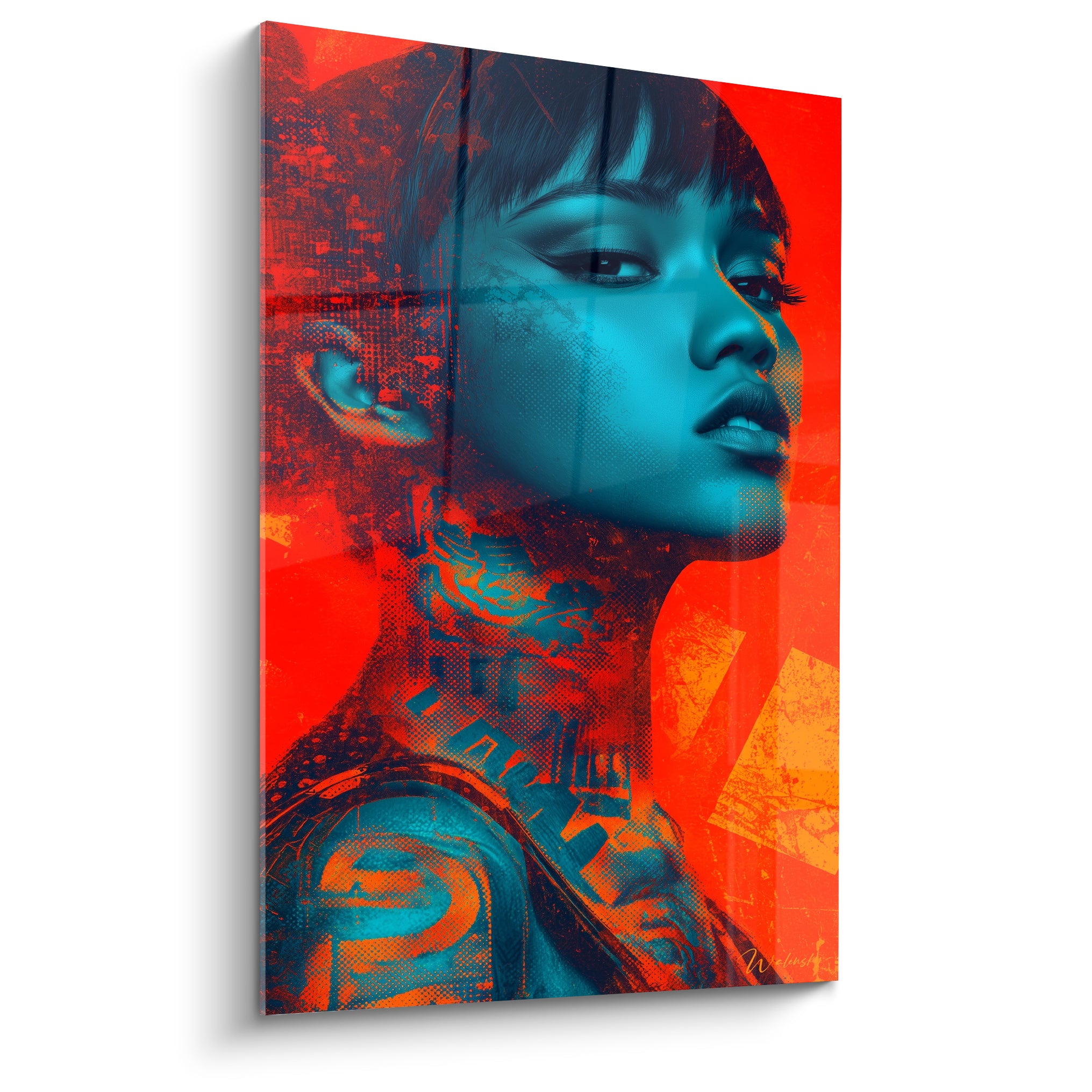 Femme tatouée Cyberpunk au visage cyan et fond rouge vif, regard baissé et lumière contrastée