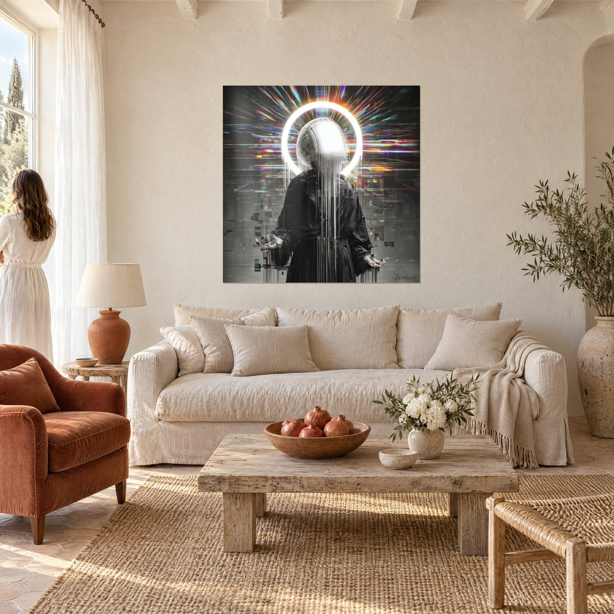 Tableau silhouette encapuchonnée sous un halo blanc, rayons arc-en-ciel, manteau noir, au-dessus d'un canapé dans un salon lumineux