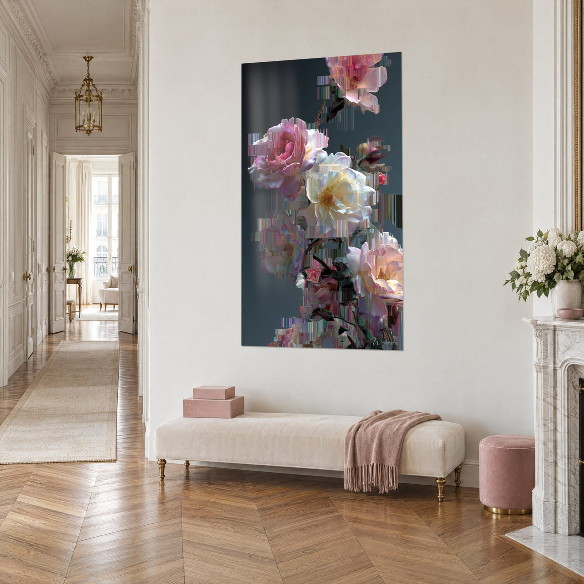 Tableau bouquet de pivoines crème aux étamines dorées, stries pixelisées rose et vert, entrée haussmannienne en parquet à chevrons