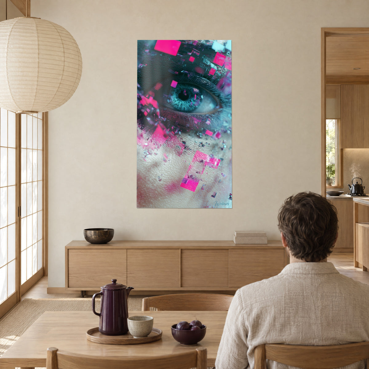 Schilderij donker ooglid met dikke wimpers en fuchsia pixelresten, man van achteren aan tafel, in een japandi eetkamer bij een raam