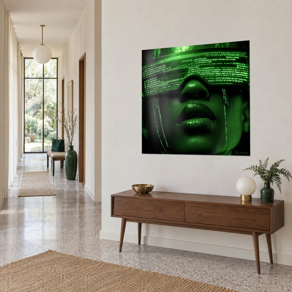 Cuadro ciborg con gafas digitales, líneas de números verde intenso sobre piel oscura, colgado en un pasillo beige junto a una consola de madera