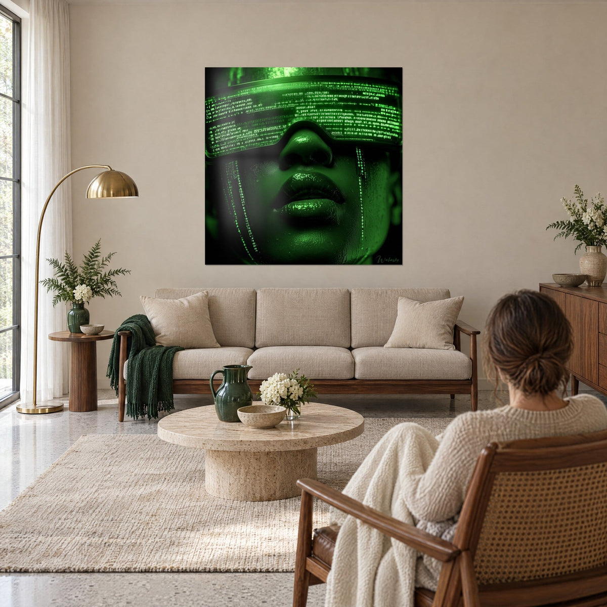Cuadro rostro esmeralda tras una visera de código verde fluorescente, labios brillantes sobre fondo negro, encima de un sofá en un salón luminoso