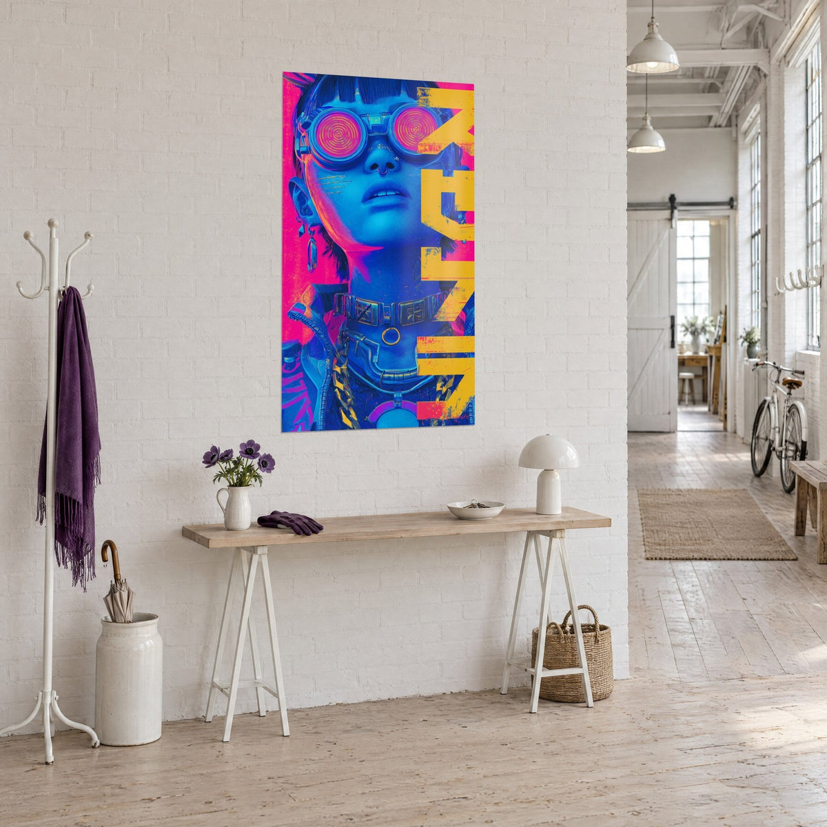 Tableau jeune punk futuriste au visage indigo, collier clouté doré et fond rose vif, en vue de trois-quarts dans un loft