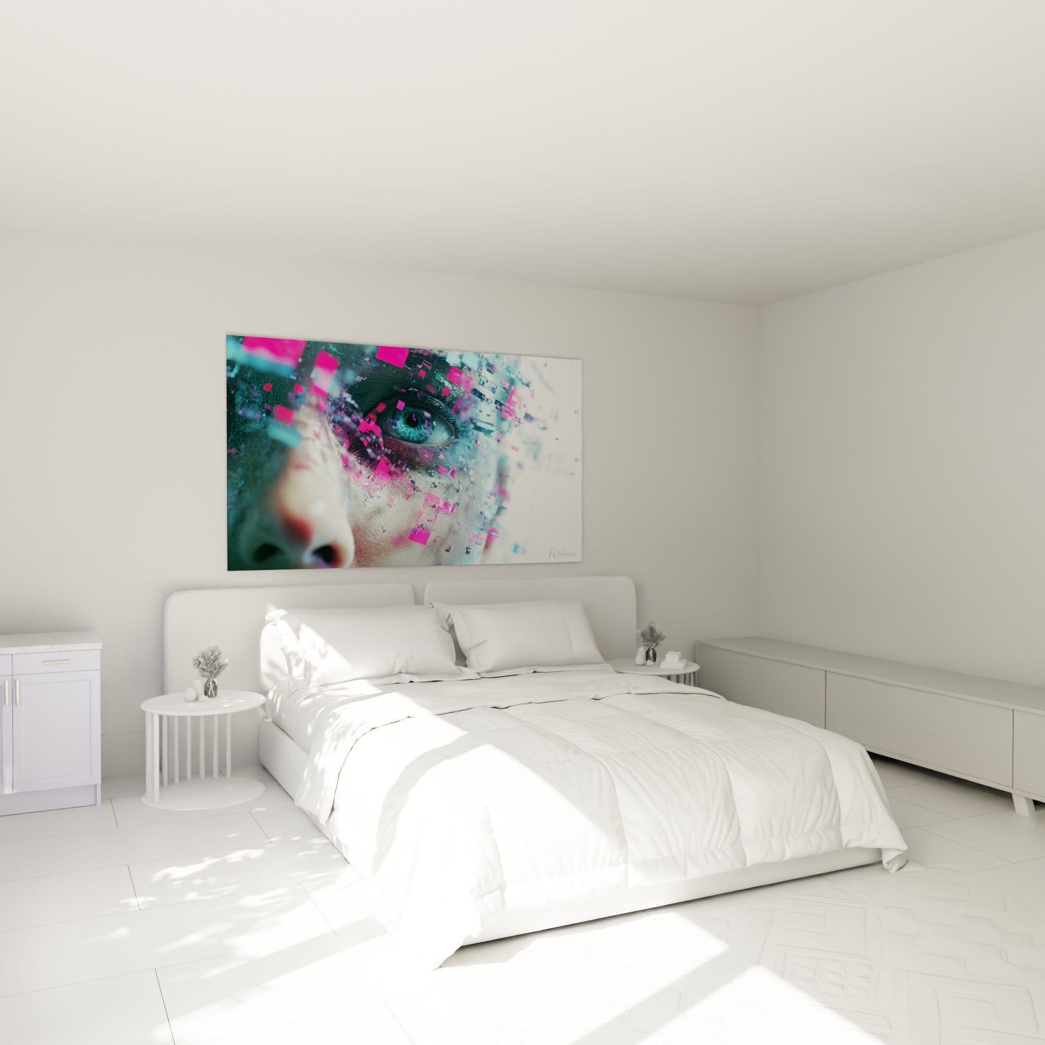 Œil bleu glacé et visage éclaté rose fuchsia façon Cyberpunk, au-dessus d'un lit dans une chambre claire
