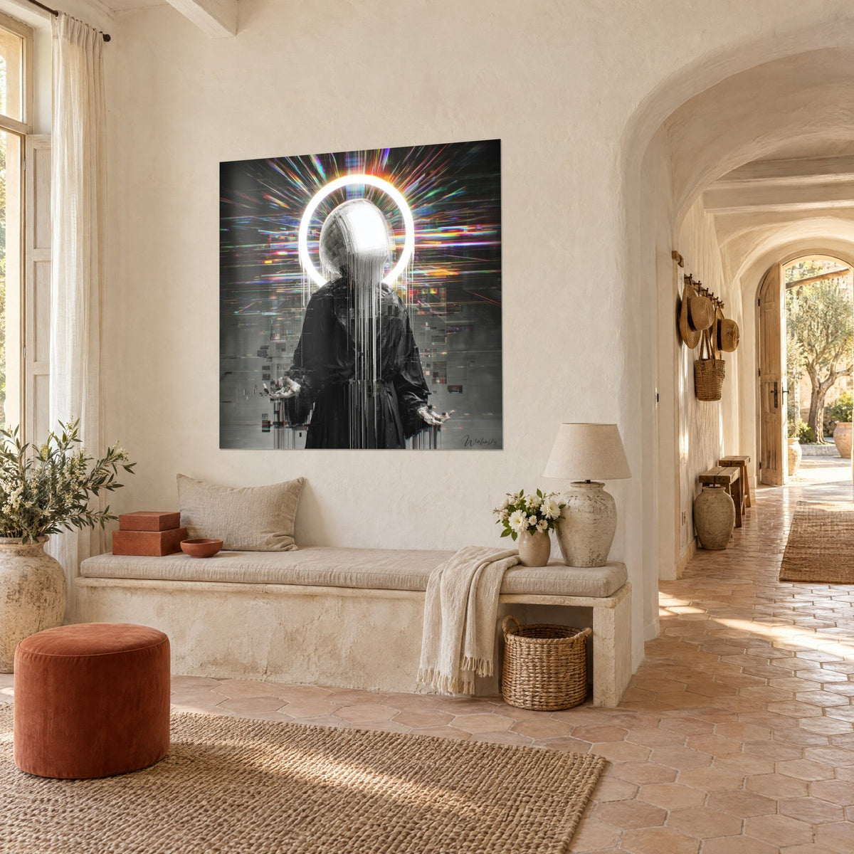 Tableau figure à la tête dissoute en coulures argentées, halo blanc, fond gris pixélisé, en vue de trois-quarts dans un mas provençal