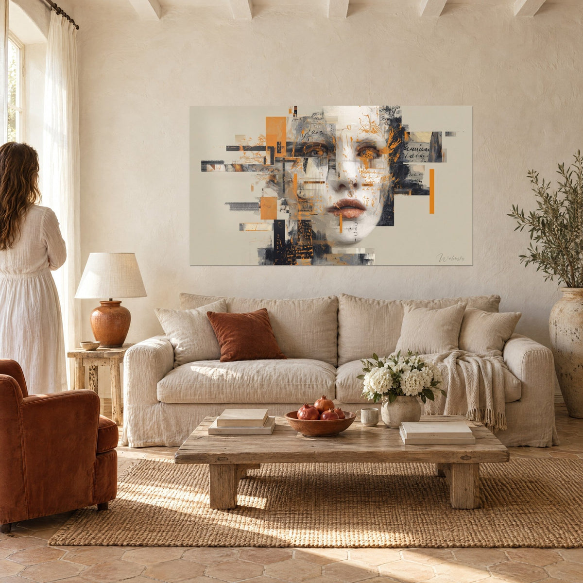Tableau visage de femme éclaté en fragments, pâleur d'ivoire et touches orange sur fond beige, au-dessus d'un canapé dans un salon lumineux