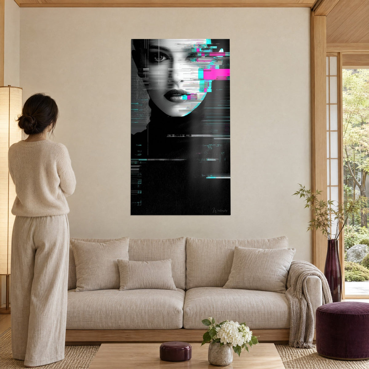 Tableau portrait féminin en noir et blanc, glitch magenta et cyan sur la joue, au-dessus d'un canapé dans un salon lumineux
