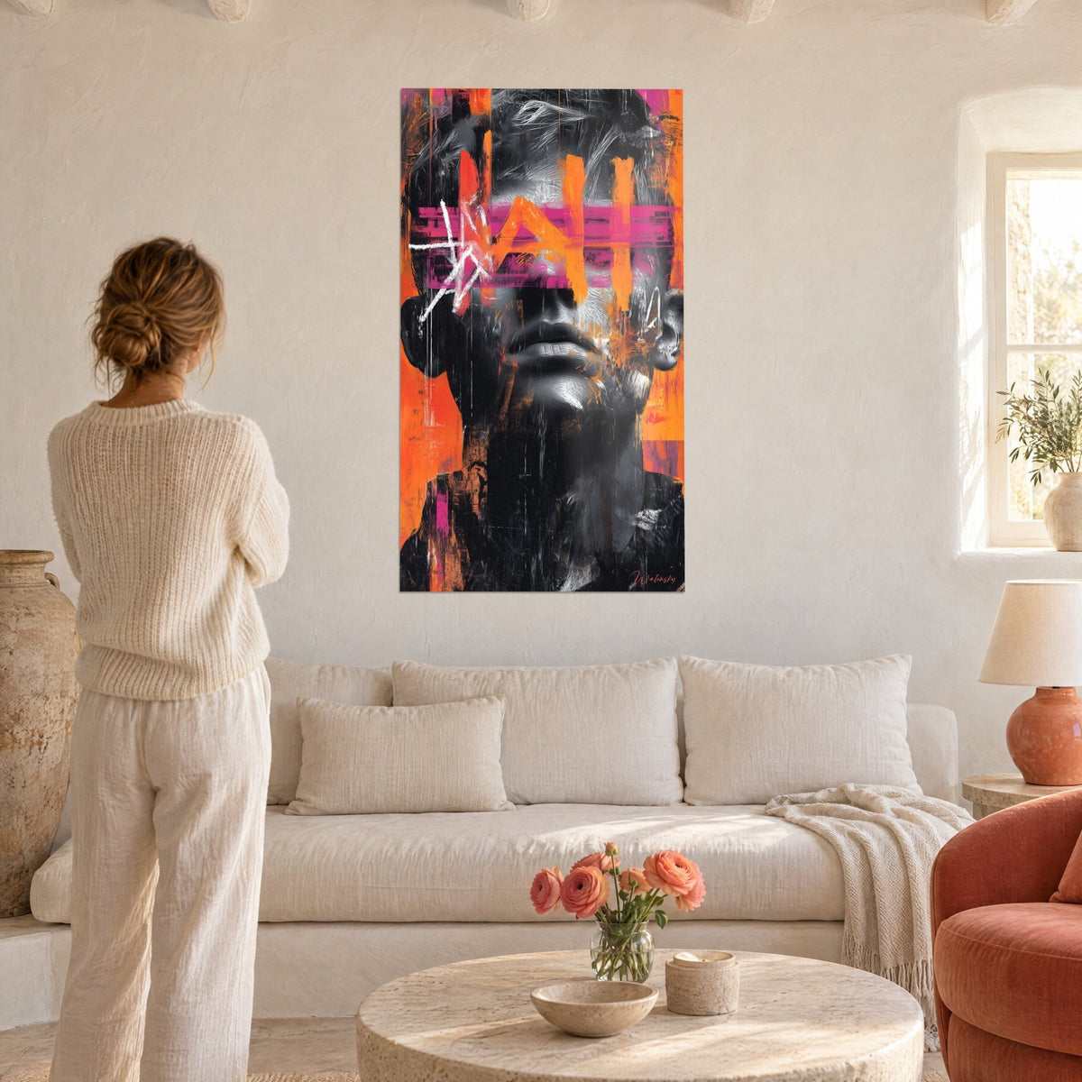 Quadro con ritratto di uomo barbuto dai bagliori arancio vivo e magenta, stella bianca scarabocchiata sopra, sopra un divano in un soggiorno luminoso