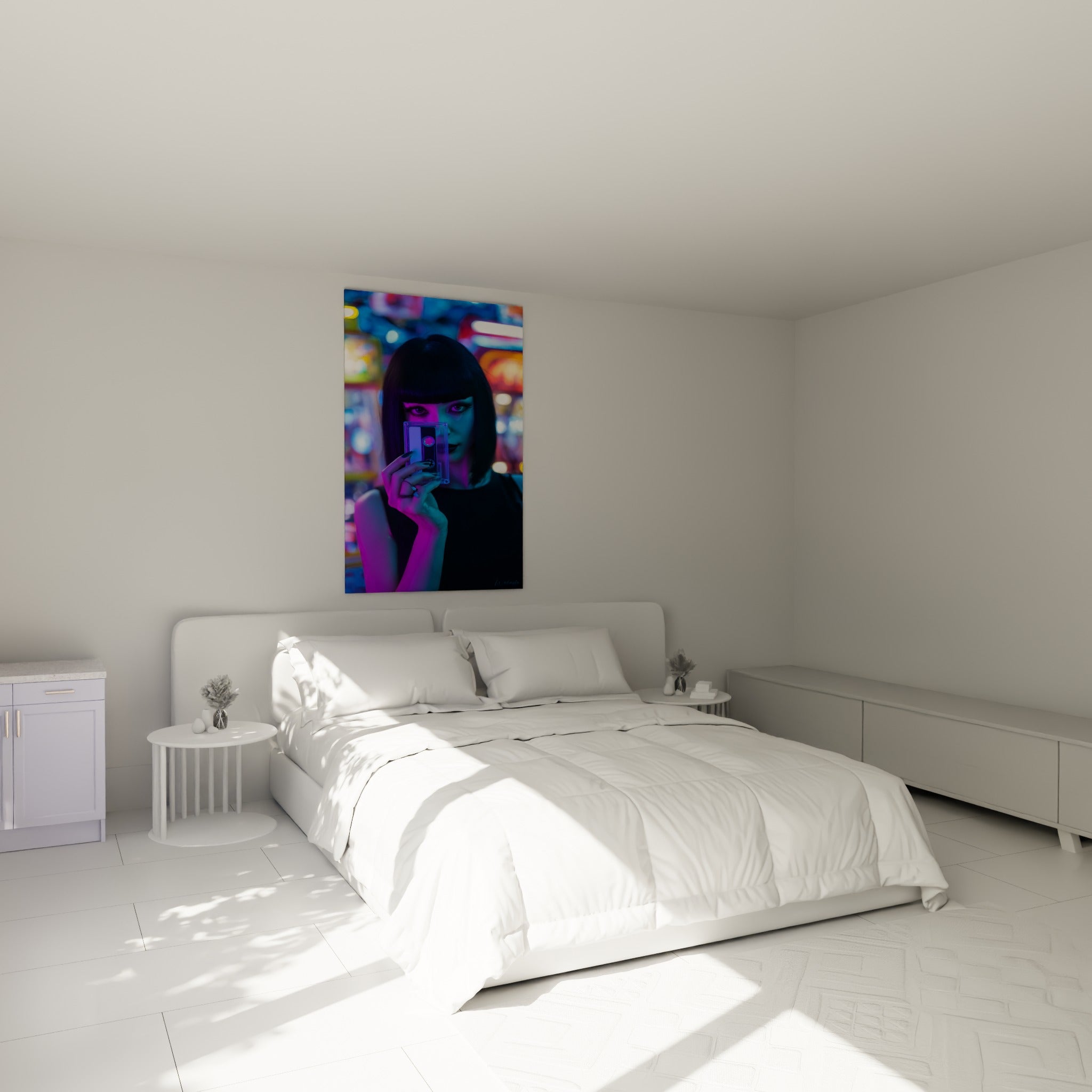 Portrait Cyberpunk rose et bleu d'une femme à la cassette, accroché au-dessus d'un lit dans une chambre claire