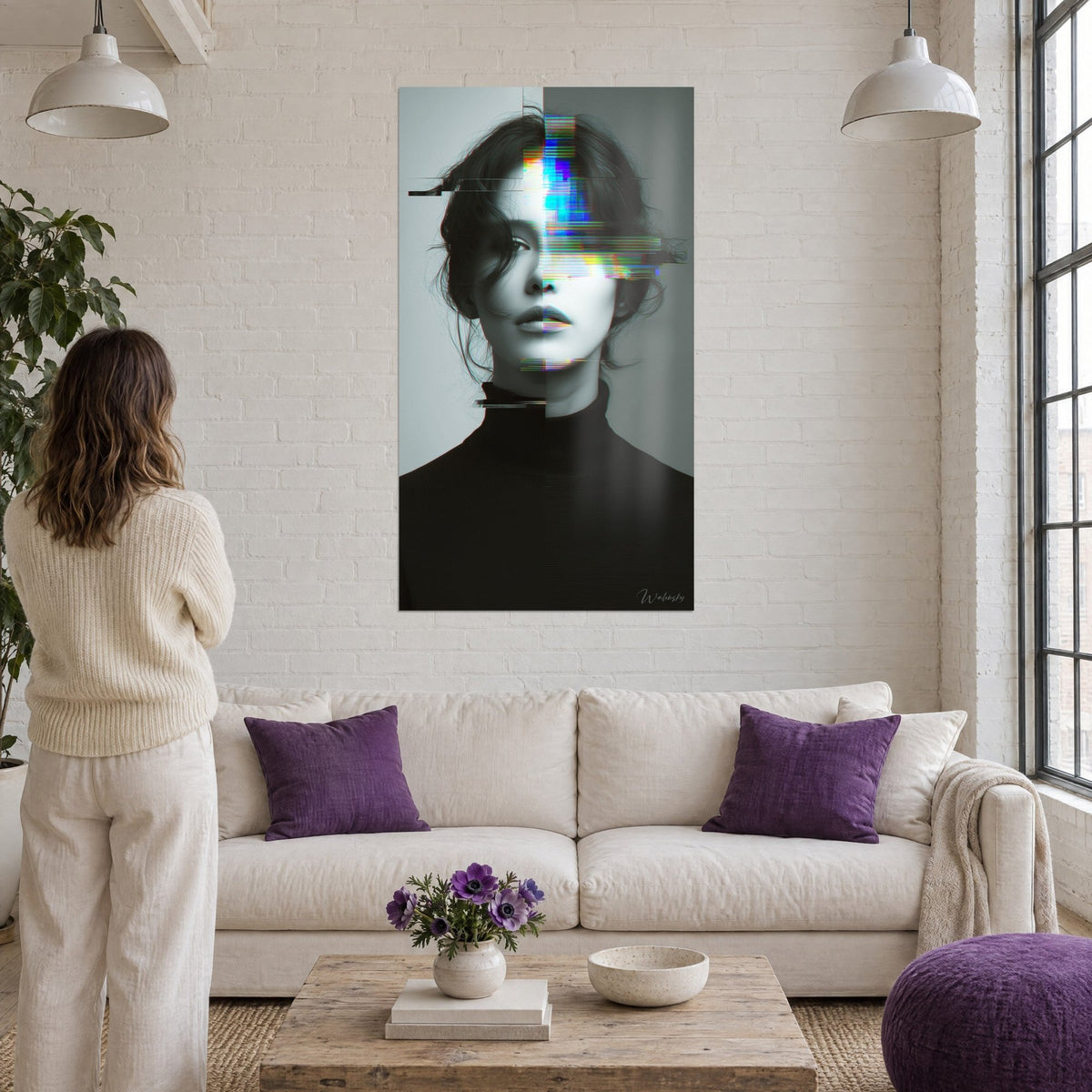 Tableau portrait glitché d'une femme en col roulé noir, bandes bleu électrique et jaune, au-dessus d'un canapé dans un salon lumineux