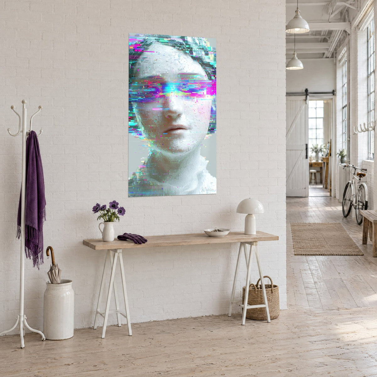Tableau portrait sculpté en glitch, visage nacré et mèches turquoise, vu de trois-quarts sur un mur de brique blanche