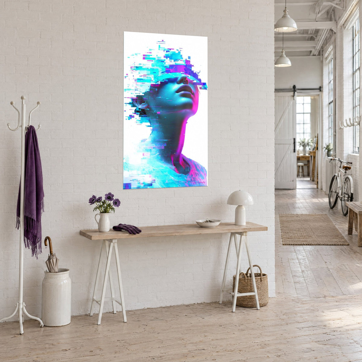 Tableau portrait digital en fragments cyan et rose fuchsia, cou et lèvres charnues, sur un mur blanc de loft d'artiste