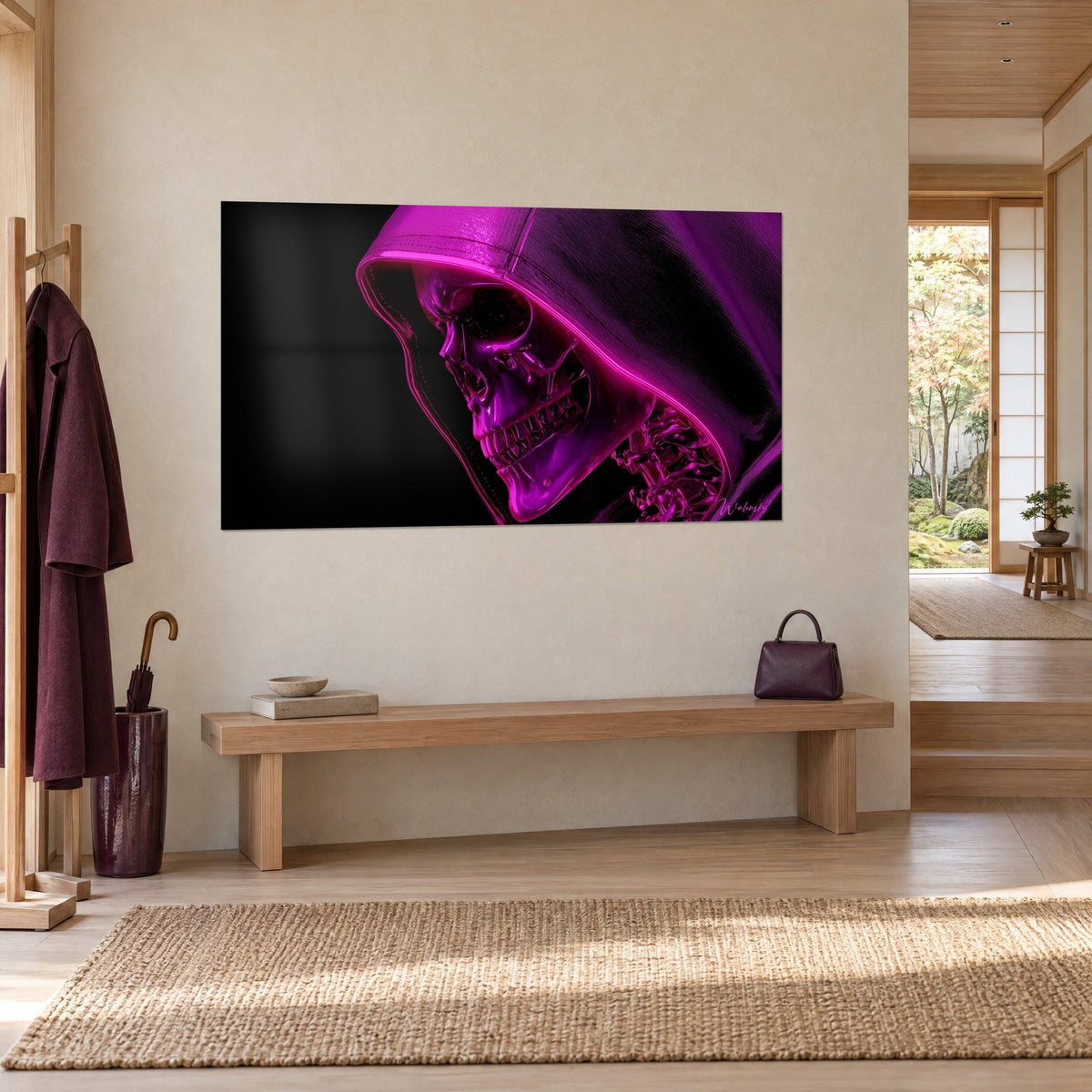 Quadro scheletro incappucciato di profilo, riflessi metallici viola e rosa su nero, vista di tre quarti nell'ingresso