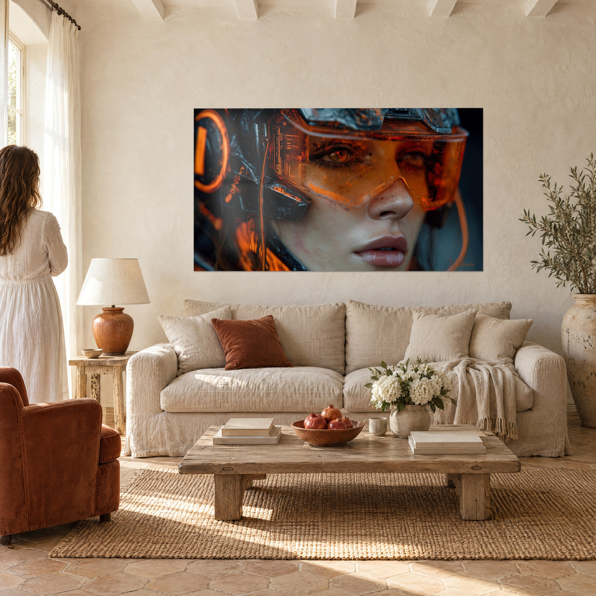 Cuadro retrato cyberpunk con casco negro abollado y visera naranja translúcida, mirada ámbar, encima de un sofá en un salón luminoso