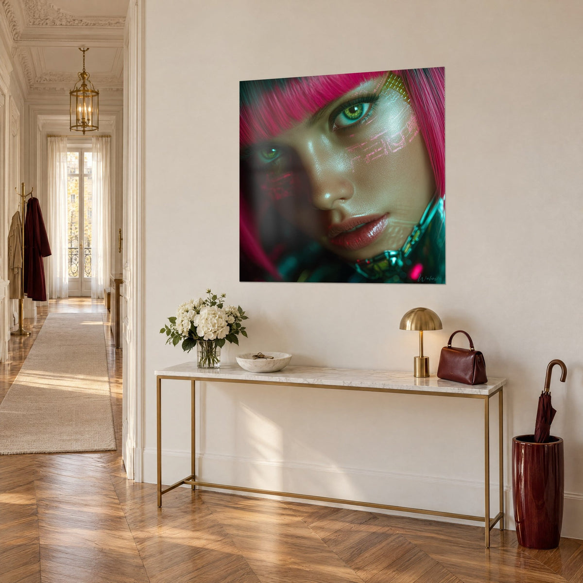 Quadro ritratto cyborg, frangia rosa vivace e sguardo verde smeraldo, circuiti rosa sulla guancia, visto di tre quarti sopra una consolle