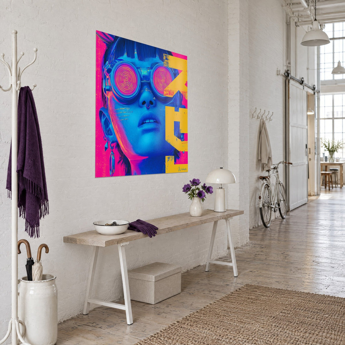Tableau jeune femme cyber aux lunettes hypnotiques roses, peau cobalt, lettres jaune moutarde, mur blanc d'un loft à poutres