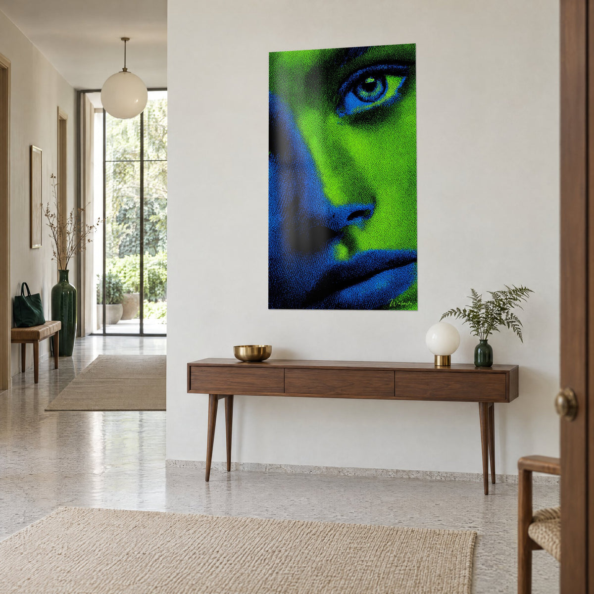 Tableau portrait cyberpunk en demi-tons, œil bleu cerné de noir, joue vert acide, sur un mur beige au-dessus d'une console en bois