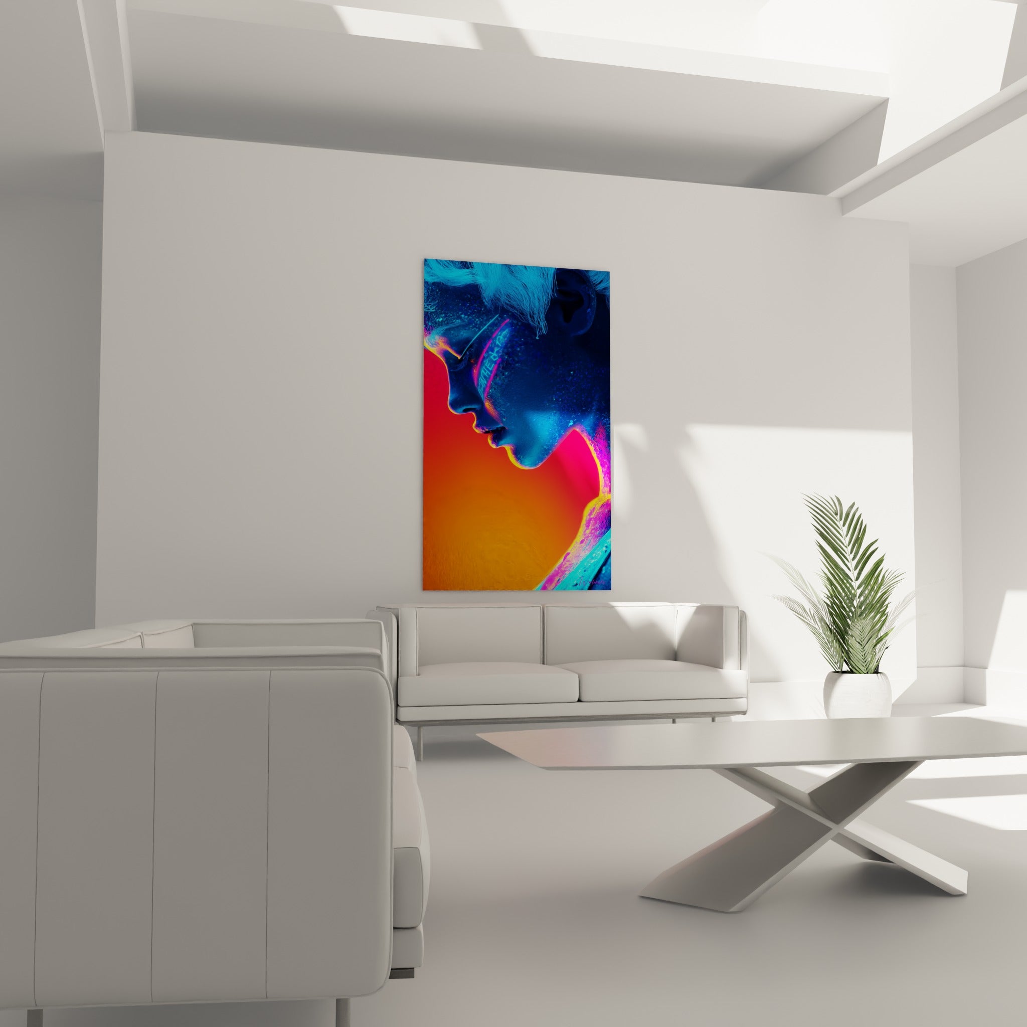 Silhouette turquoise et orange du tableau Cyberpunk, suspendue au-dessus d'un canapé dans un salon lumineux