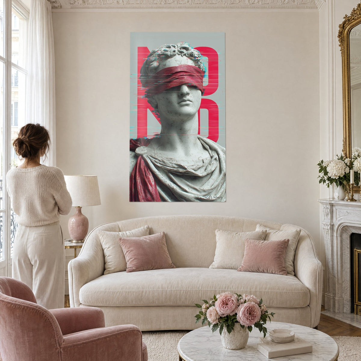 Gemälde antike Statue mit karminrotem Stirnband, perlgrauer Hintergrund und rote Buchstaben, über einem Sofa in einem hellen Wohnzimmer
