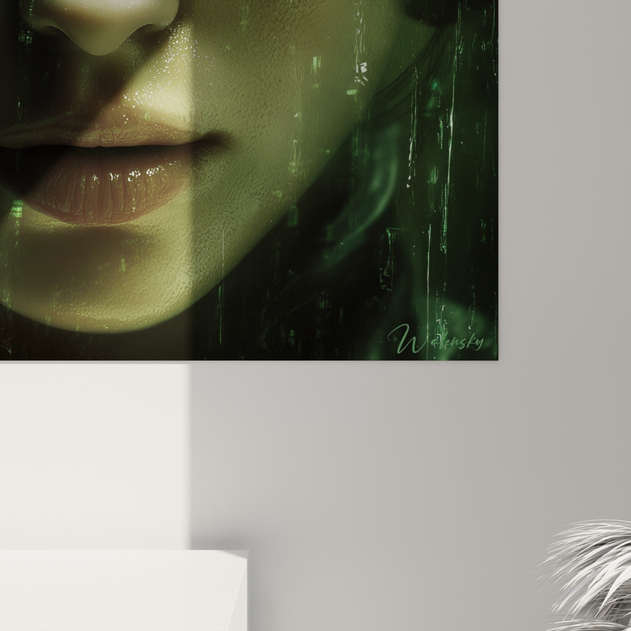 Détail Cyberpunk montrant les coulures numériques vert émeraude et le grain fauve de la peau