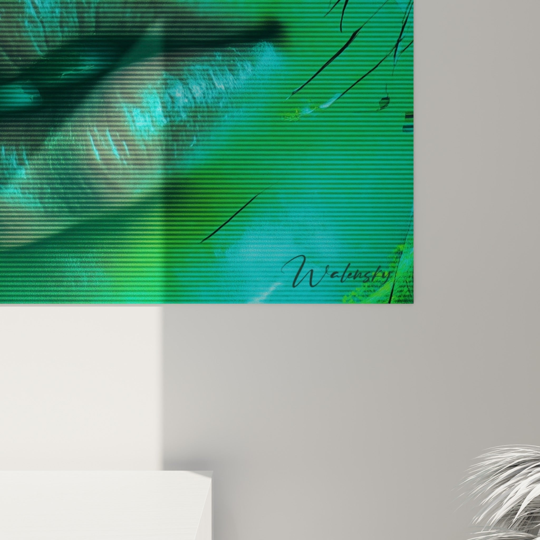 Fissures façon verre brisé et grain numérique visibles sur la peau verte et turquoise de ce portrait cyberpunk