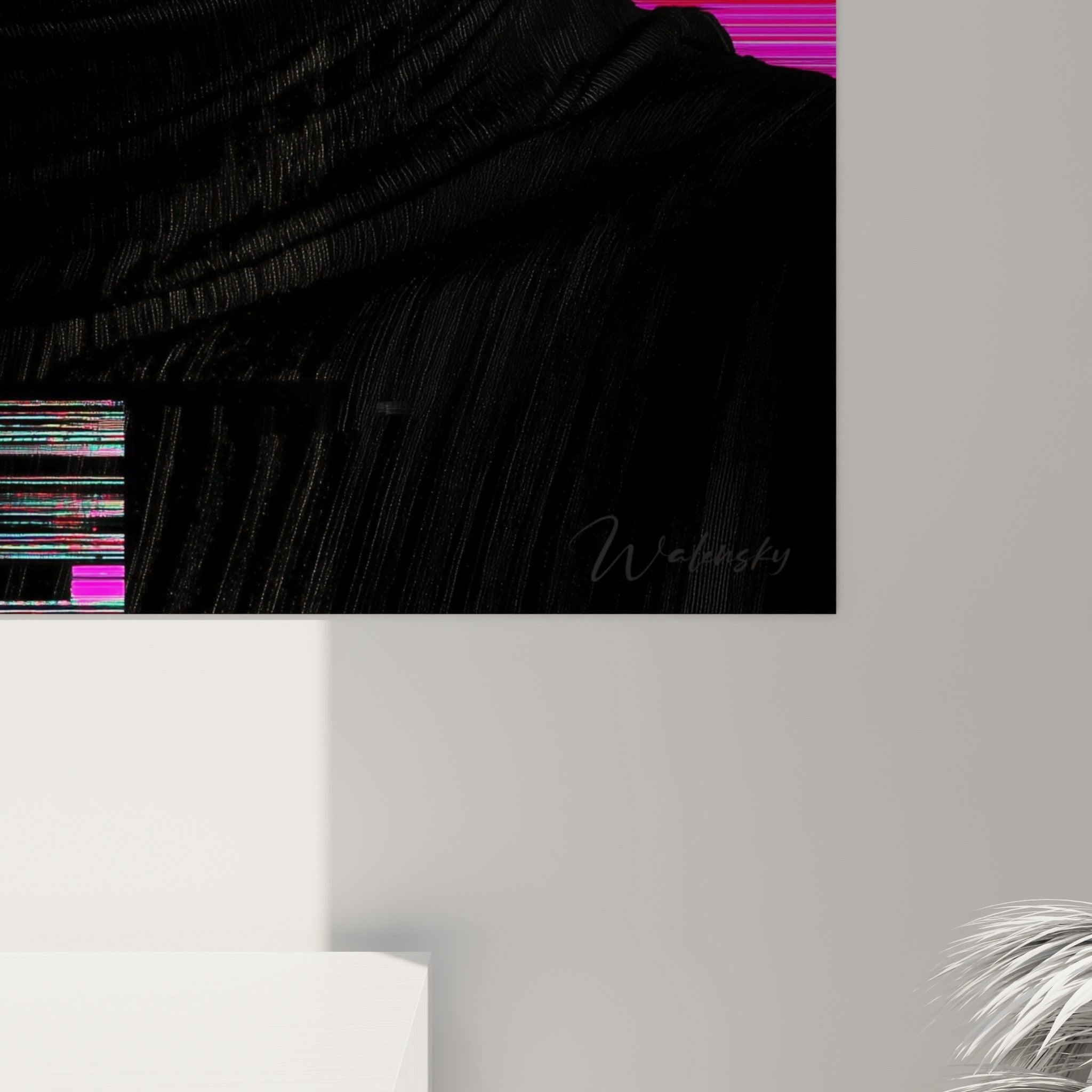 Empâtements colorés et grain photographique se mêlant en rose et turquoise sur cette œuvre Cyberpunk accrochée