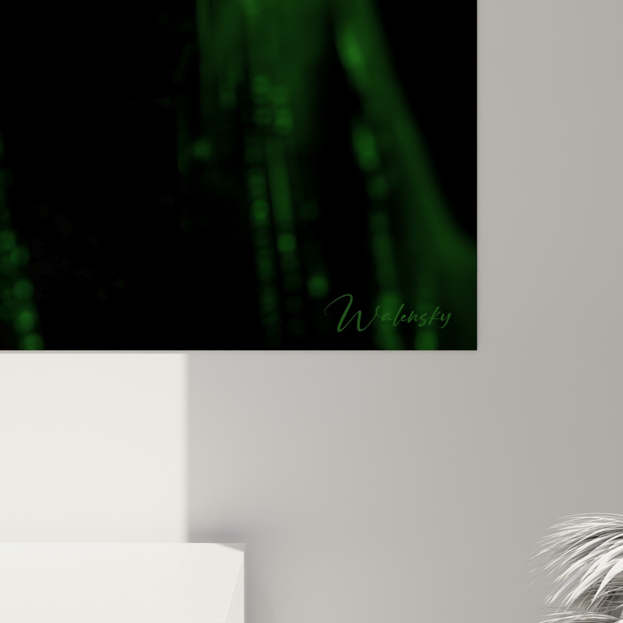 Grain rapproché des lignes binaires vertes et de la peau anthracite luisante de ce tableau Cyberpunk