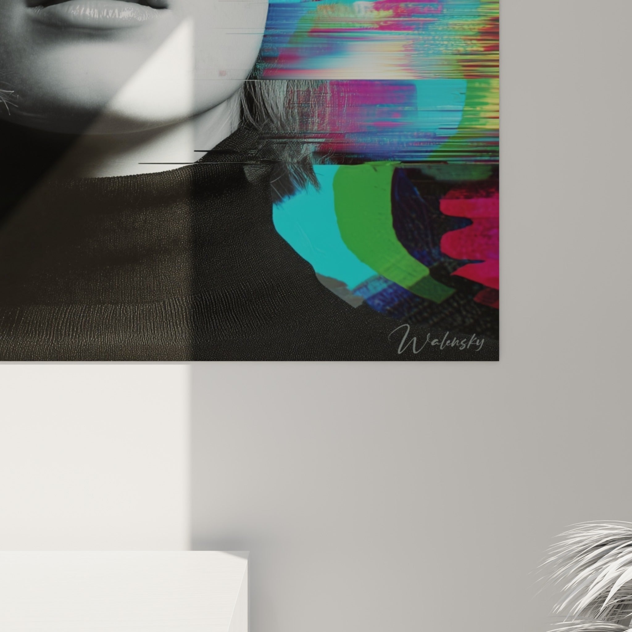 Grain photographique et bandes numériques turquoise et magenta visibles de près sur ce tableau Cyberpunk accroché