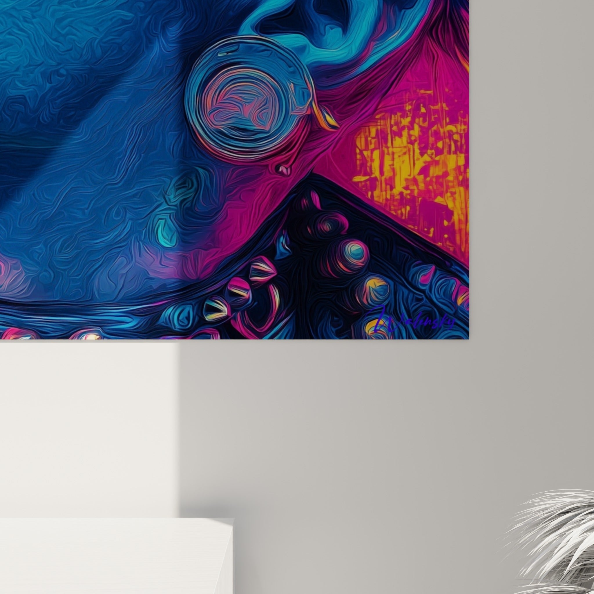 Détail texturé des spirales roses et jaunes sur la peau bleue peinte du tableau Cyberpunk