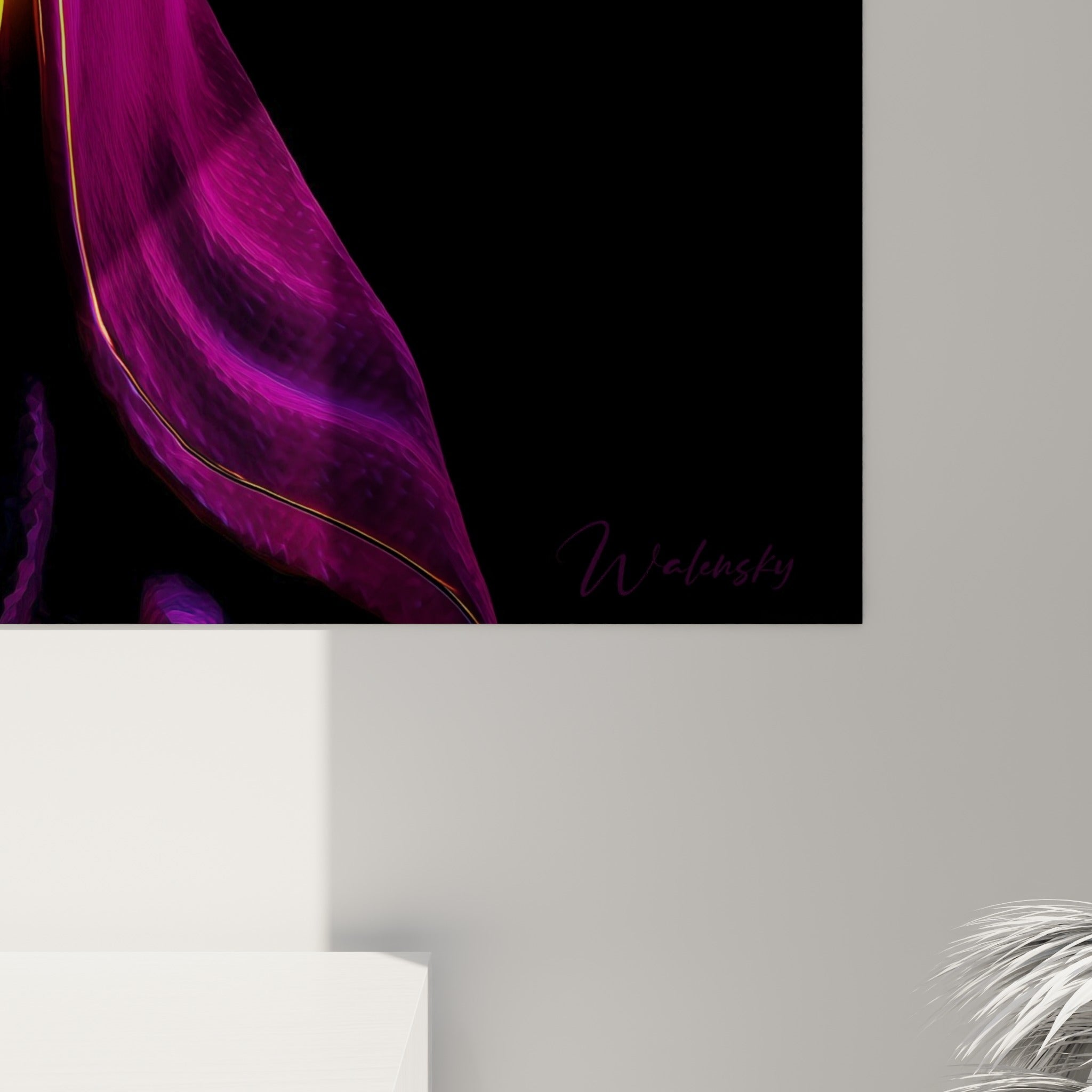Grain métallique et lueurs dorées se mêlant au tissu rose fuchsia texturé de la capuche, détail rapproché de l'impression