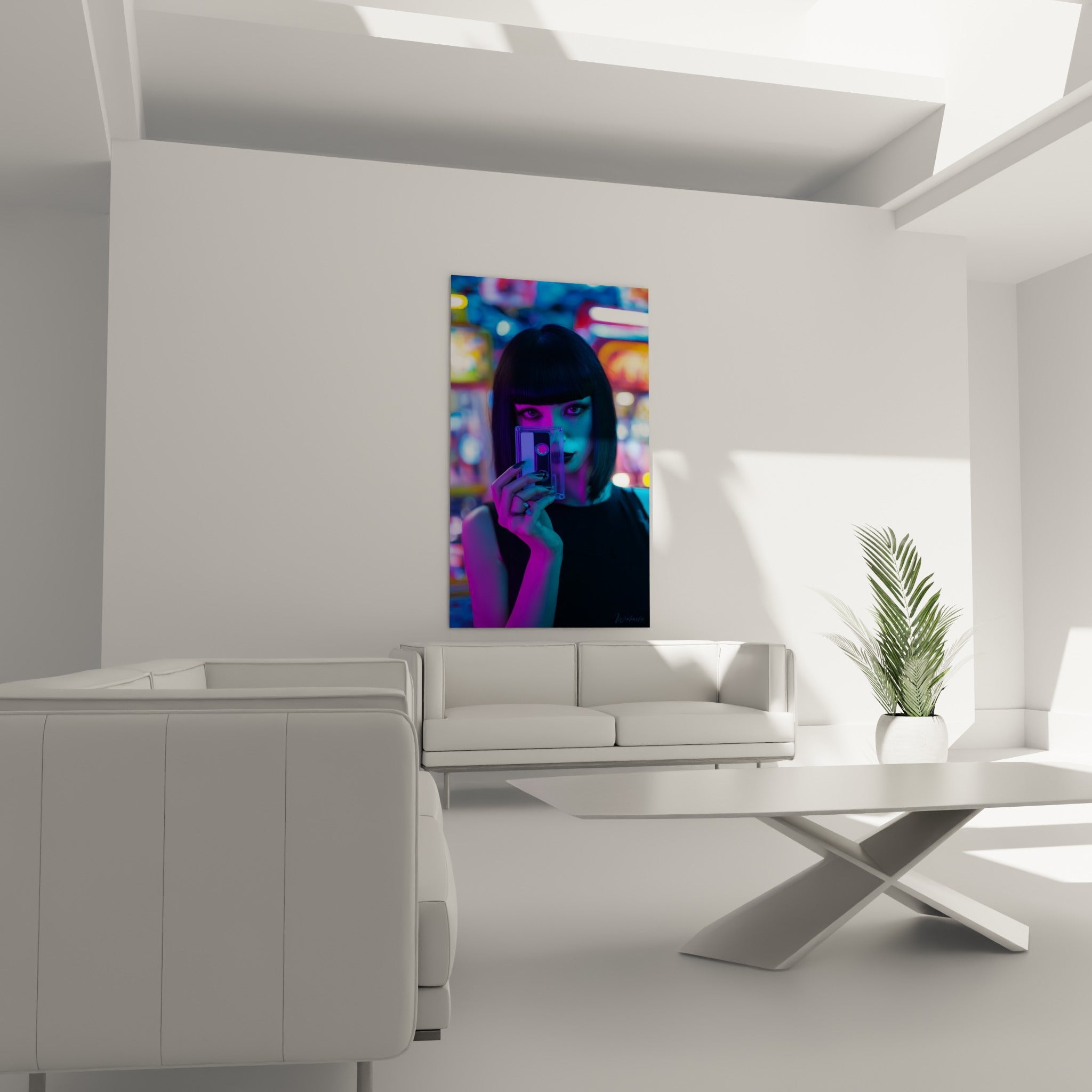 Visage éclairé de rose et bleu tenant une cassette, tableau Cyberpunk au-dessus d'un canapé dans un salon lumineux