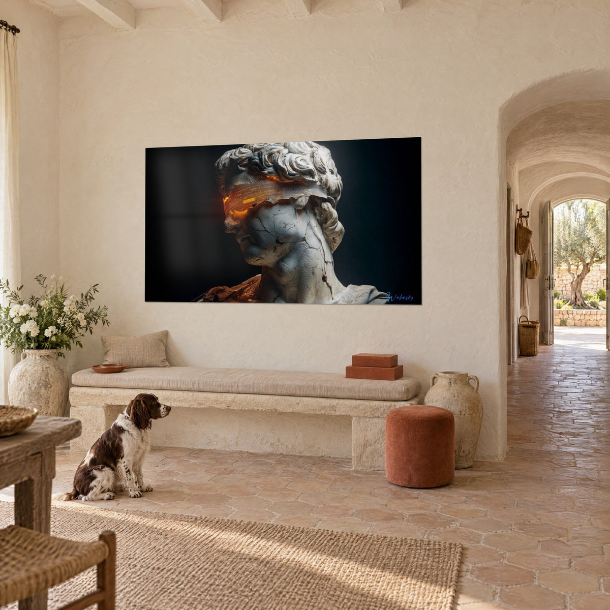 Tableau statue romaine fissurée, marbre ivoire et lueur orange sur les yeux, mur crème d'un mas, spaniel assis devant