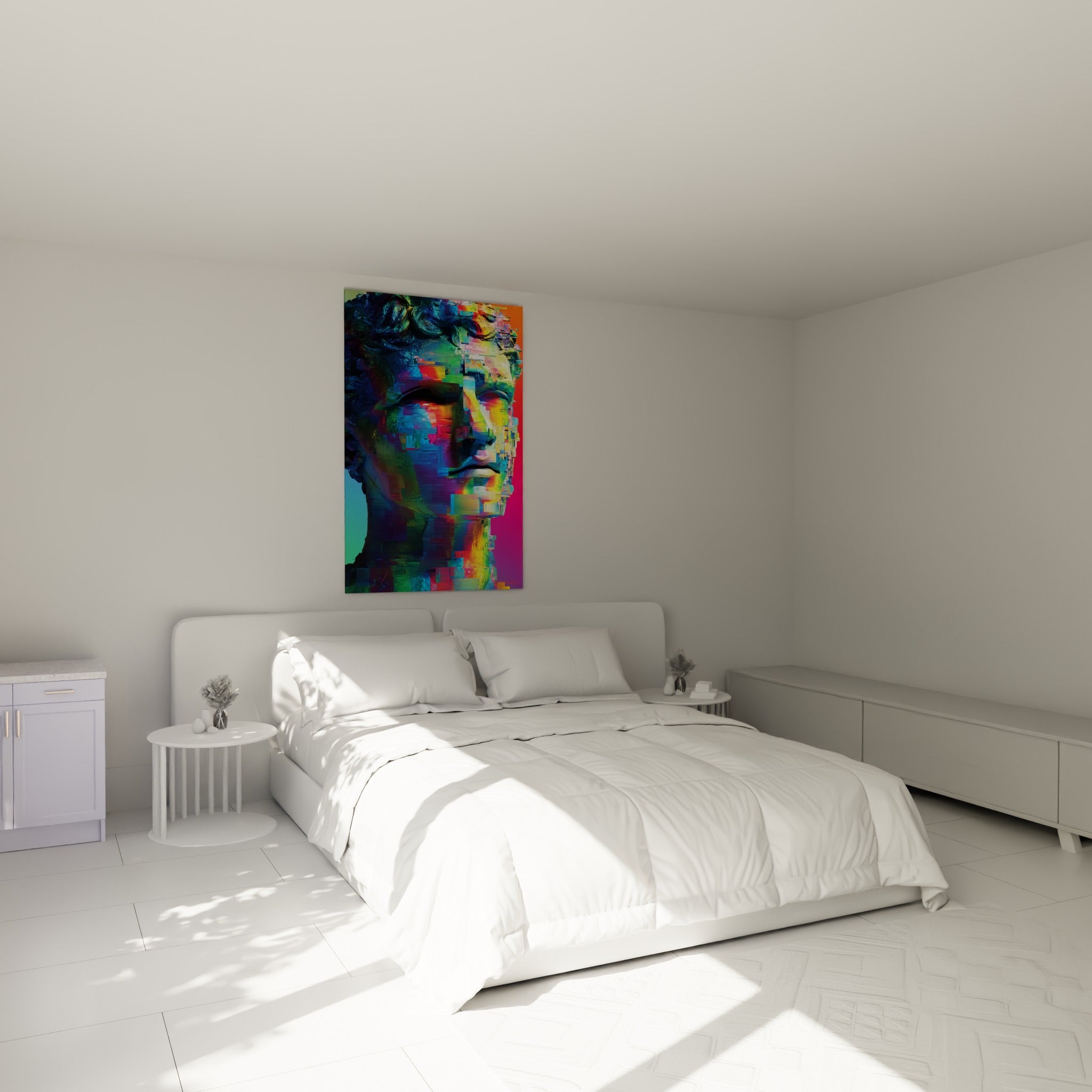 Visage sculpté aux teintes bleu profond et fuchsia éclatant, accroché au-dessus d'un lit dans une chambre claire
