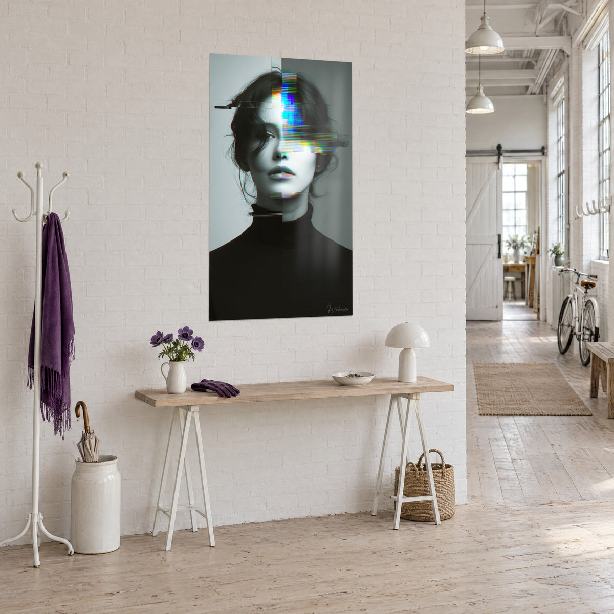 Tableau visage de femme scindé en gris et noir, éclat bleu cobalt sur l'œil, accroché de trois-quarts dans un loft d'artiste