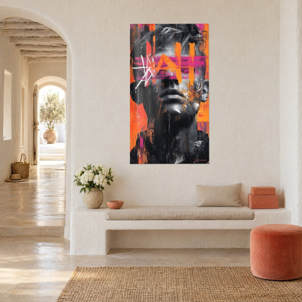 Quadro di maschera urbana grigio carbone attraversata da una fascia magenta e lettere arancioni, appeso vicino a una panca in pietra bianca