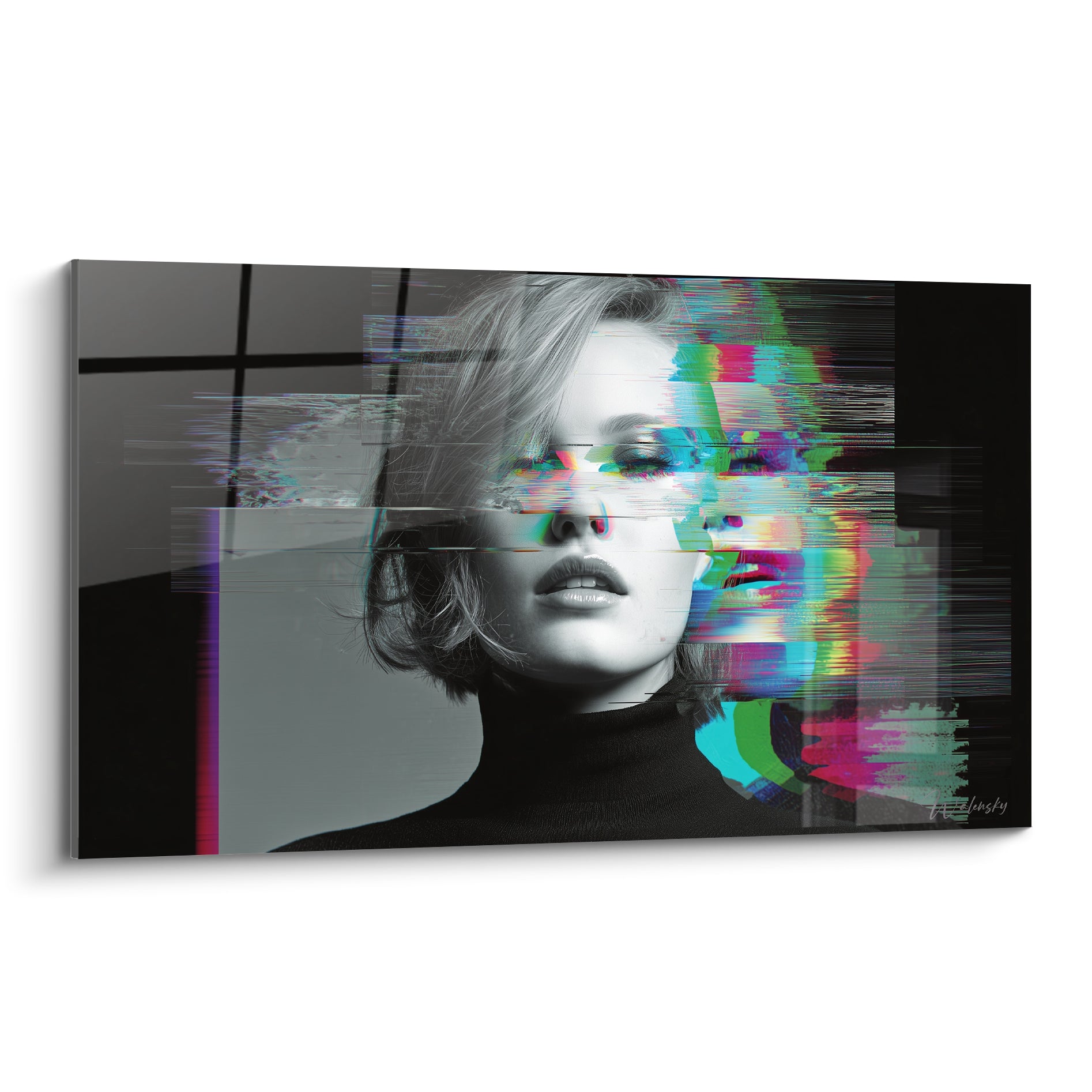 Visage fragmenté en noir et turquoise, éclats magenta traversant les traits d'une femme sereine