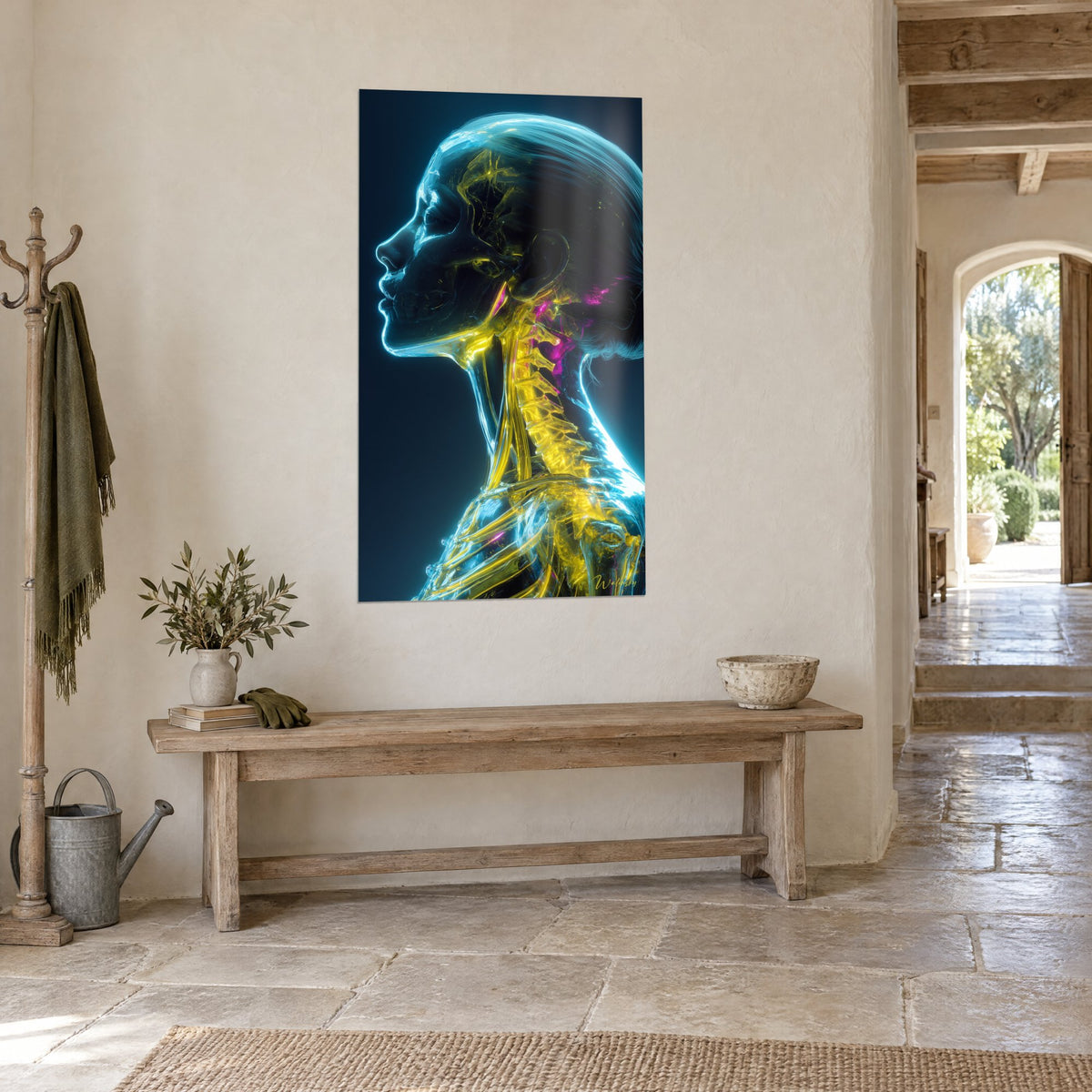Cuadro silueta de mujer en vidrio cristal, nuca amarillo intenso, toques magenta, sobre una pared de piedra clara junto a un arco