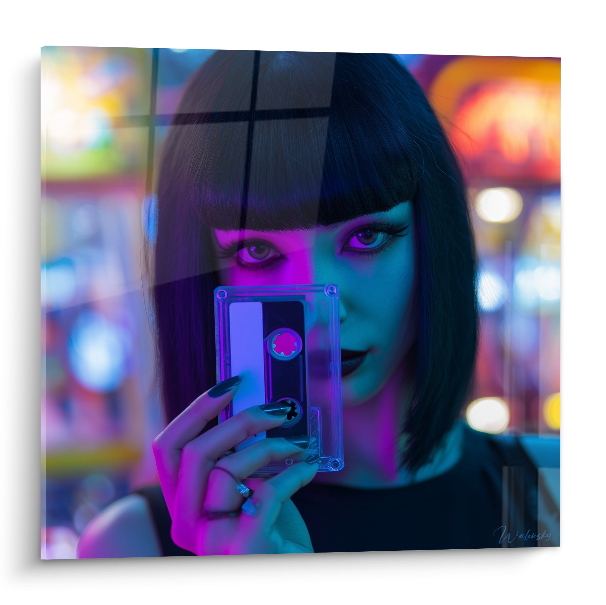 Cyberpunk : visage rose et bleu néon tenant une cassette transparente, regard intense