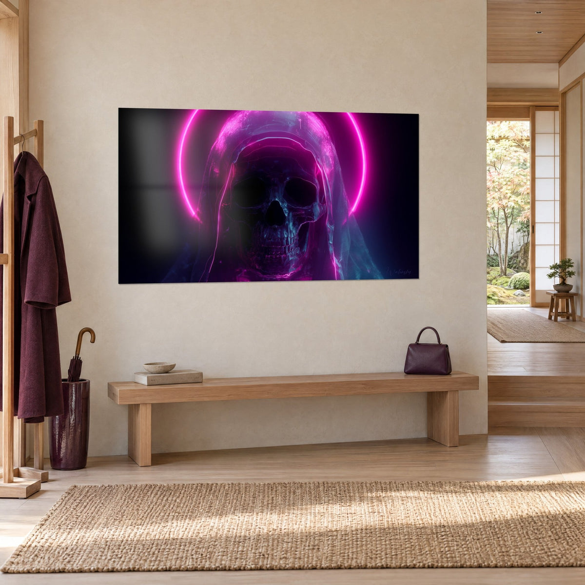 Quadro apparizione elettrica, teschio sotto un velo antracite blu e alone magenta, su una parete beige accanto a una panca