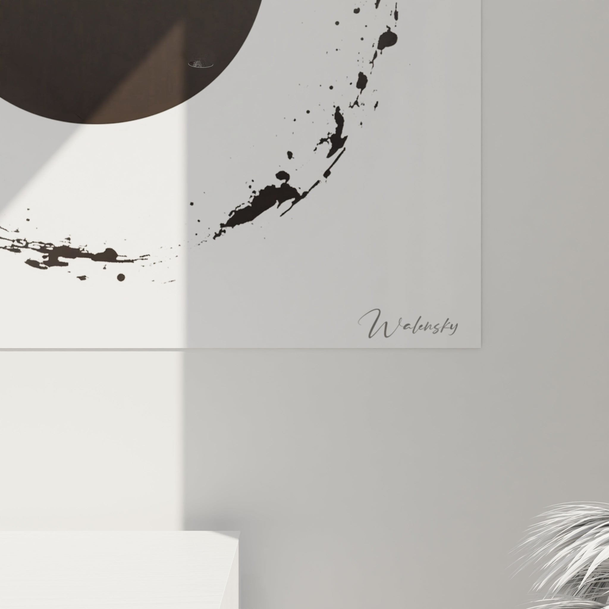 Tableau noir et blanc tacheté de Walensky avec un grand cercle noir sur fond blanc