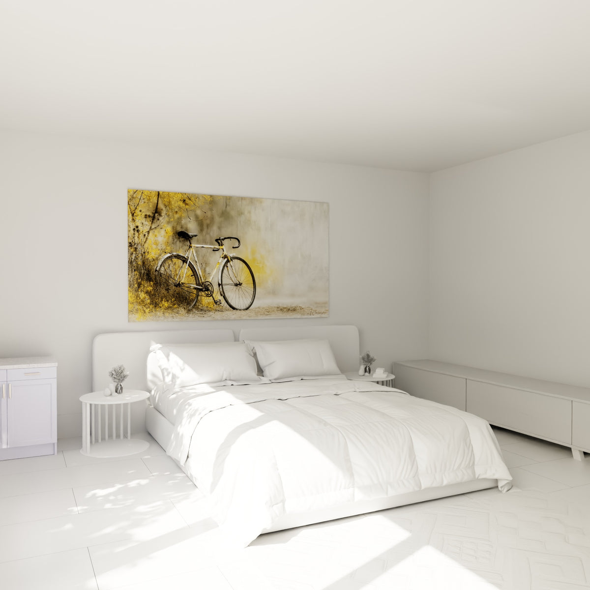 Bicyclette blanche patinée aux reflets jaunes accrochée au-dessus d'un lit dans une chambre claire