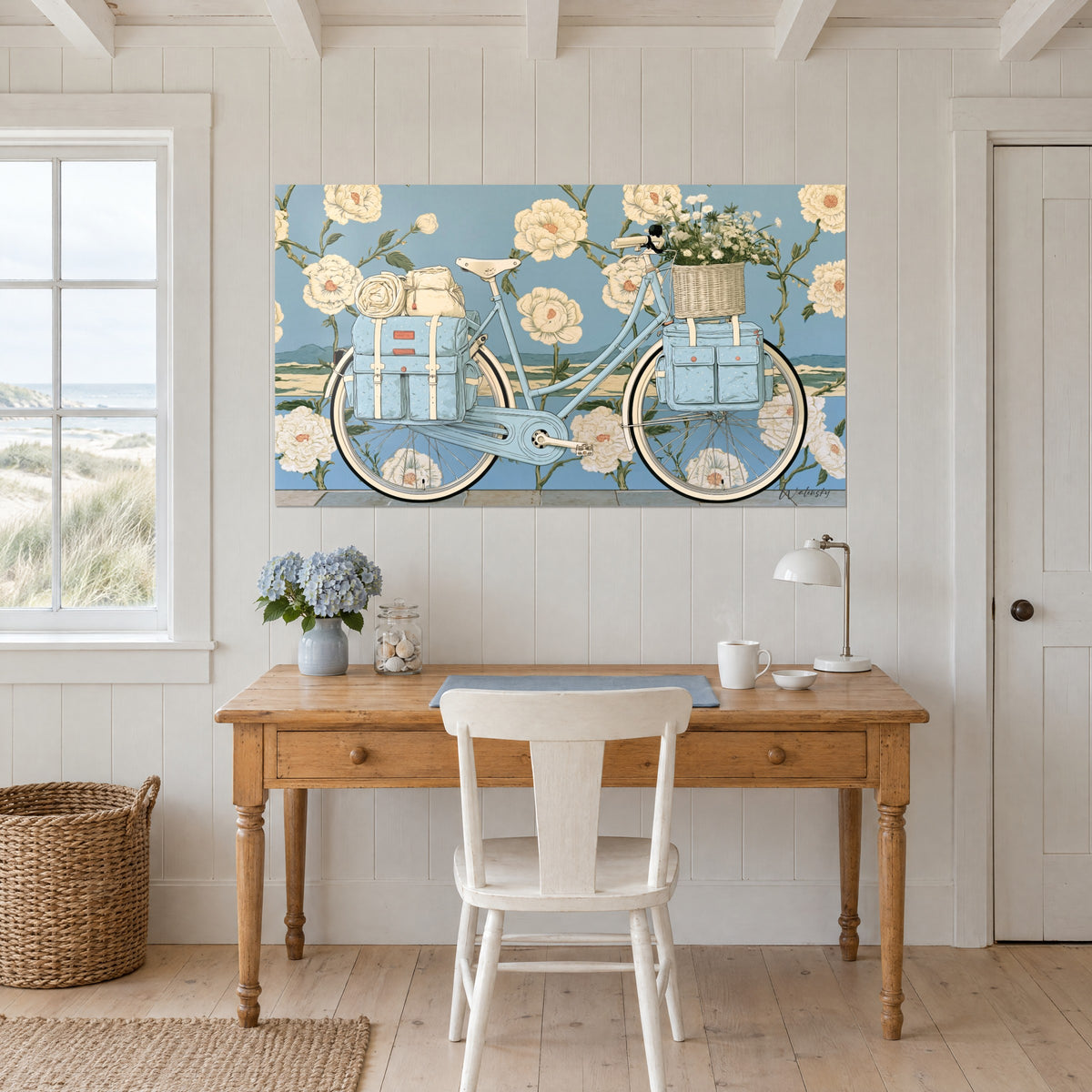 Tableau bicyclette fleurie, sacoches bleu clair à boucles ivoire, pivoines crème et ligne de dunes, au-dessus d'un bureau en bois