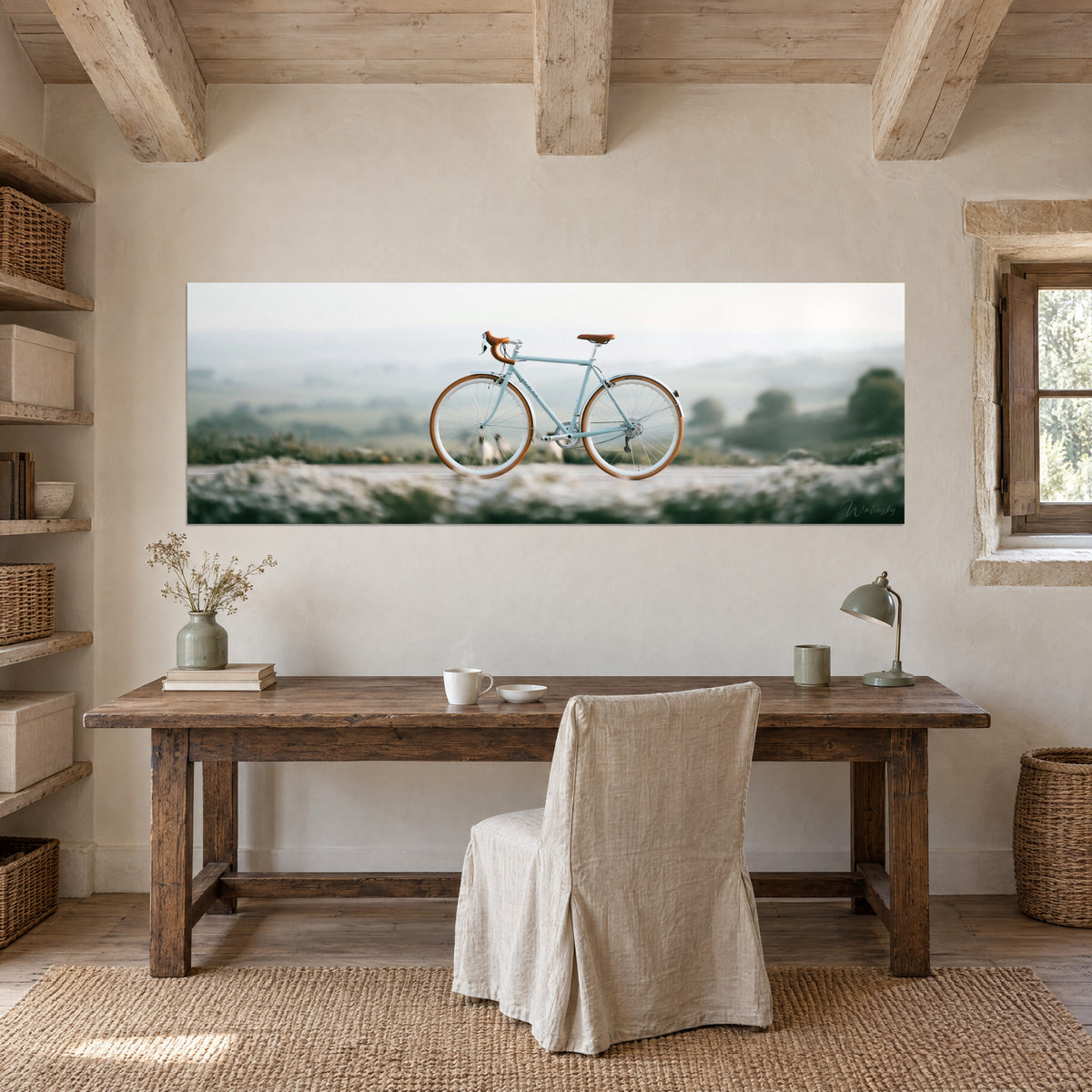 Tableau cadre de vélo bleu poudré, guidon enveloppé de cuir fauve, horizon vert pâle, mur chaulé au-dessus d'une table de bureau